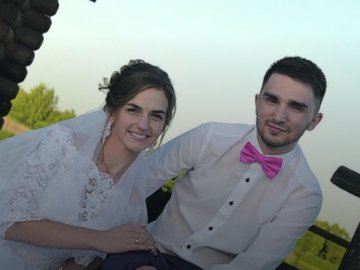 Попри біль і страшну трагедію: прикутий до візка волинянин одружився з коханою