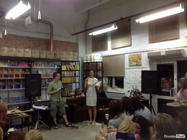 У Луцькій книгарні «заговорили» книги. ФОТО. ВІДЕО