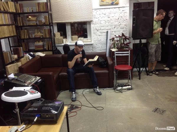 У Луцькій книгарні «заговорили» книги. ФОТО. ВІДЕО