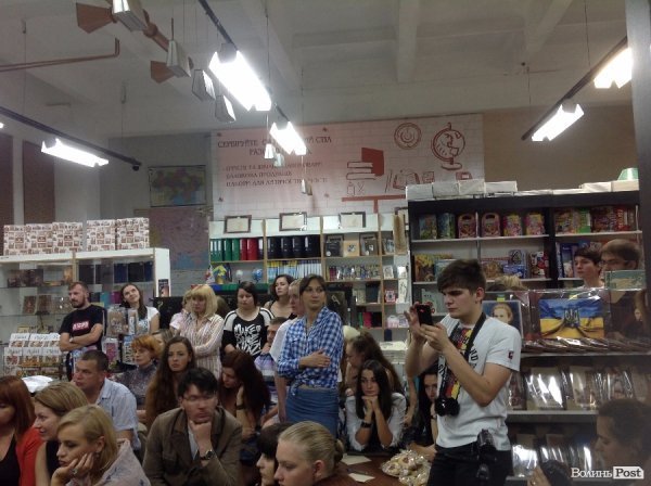 У Луцькій книгарні «заговорили» книги. ФОТО. ВІДЕО