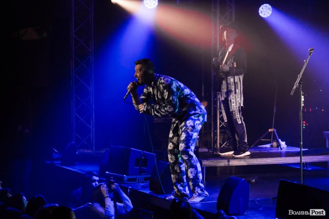 Квітчаста піжама, босі ноги і сотні «дякую»: у Луцьку – «майже квартирник» Бабкіна. ФОТО