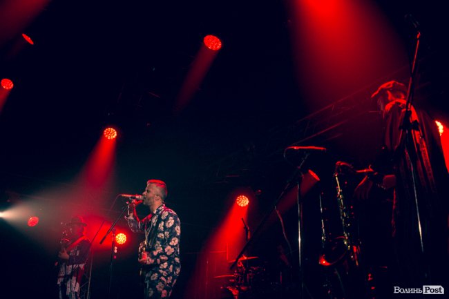 Квітчаста піжама, босі ноги і сотні «дякую»: у Луцьку – «майже квартирник» Бабкіна. ФОТО