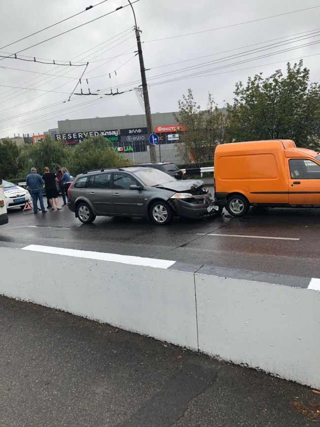 На мосту у Луцьку – потрійна аварія. ФОТО 