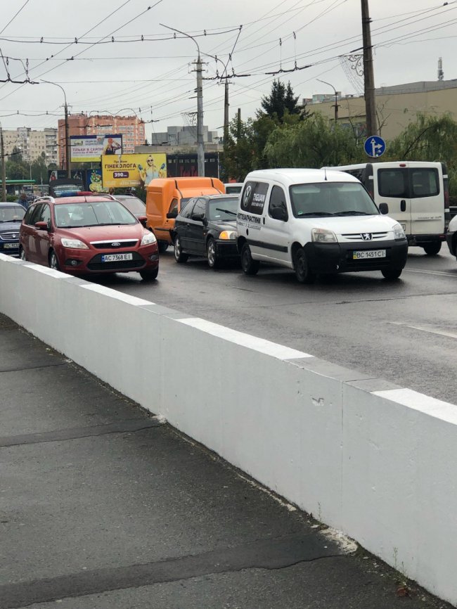 На мосту у Луцьку – потрійна аварія. ФОТО 
