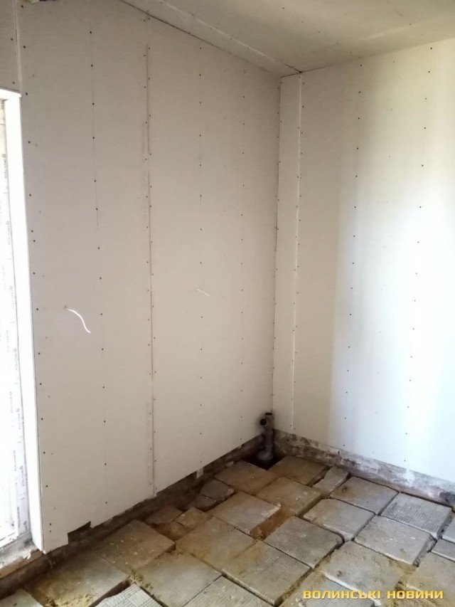 Як живе вагітна 18-річна сирота з Волині, яку поселили у аварійне приміщення без світла і газу 