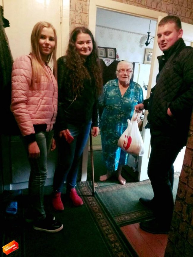 Ковельські студенти роздали одиноким бабусям продуктові набори