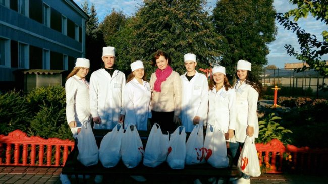 Ковельські студенти роздали одиноким бабусям продуктові набори