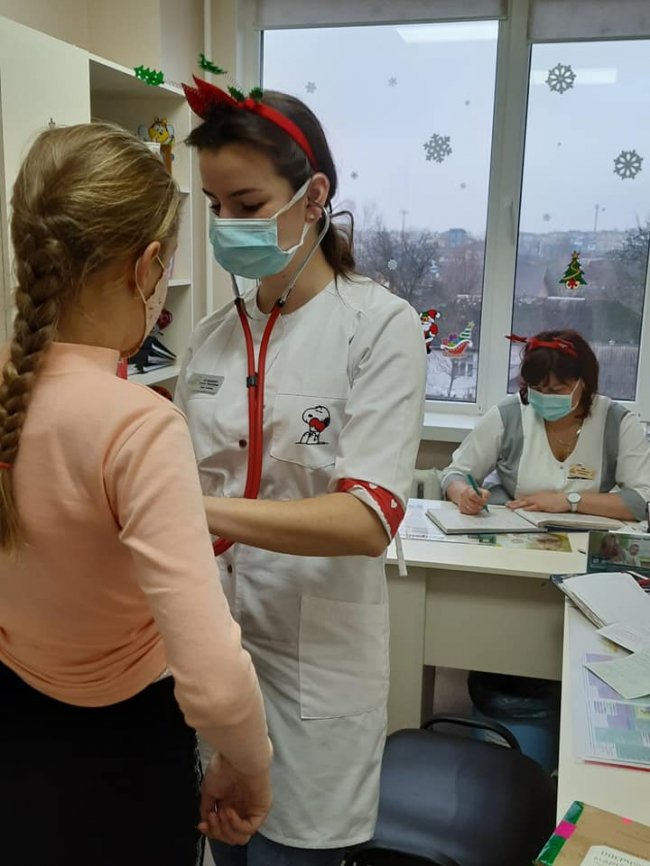 Медики з Волині влаштували новорічний флешмоб для маленьких пацієнтів. ФОТО