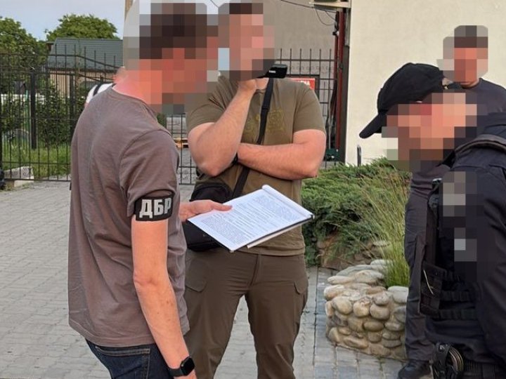 За 8 тисяч доларів переправив військовозобов'язаного у Молдову: на Волині судять поліцейського