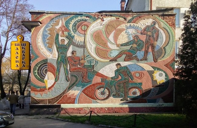 Радянські мозаїки на фасадах луцьких будинків. ФОТО