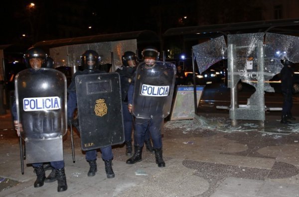 В Іспанії - сутички демонстрантів і поліції. ФОТО