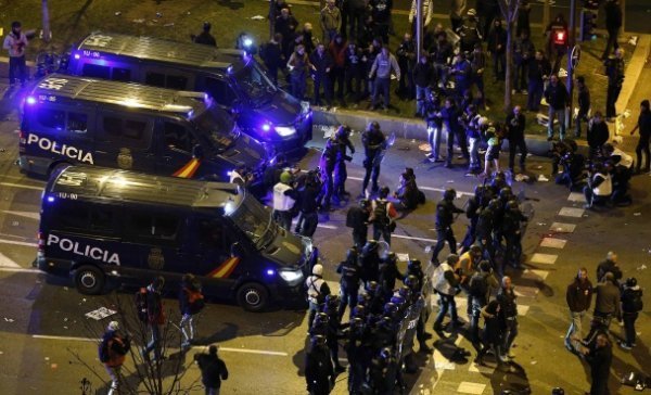 В Іспанії - сутички демонстрантів і поліції. ФОТО