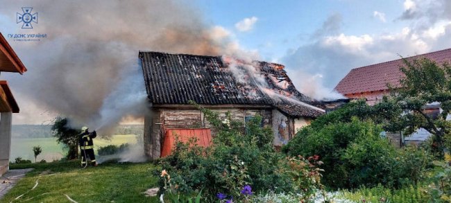Поблизу Луцька − пожежа: горіла хата-пустка. ФОТО