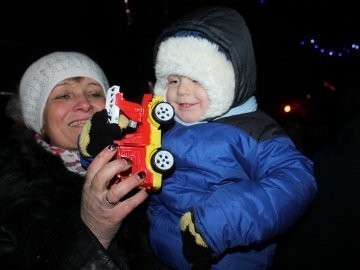 В Іваничах вирішили прикрасити ялинку, яка росте в центрі містечка