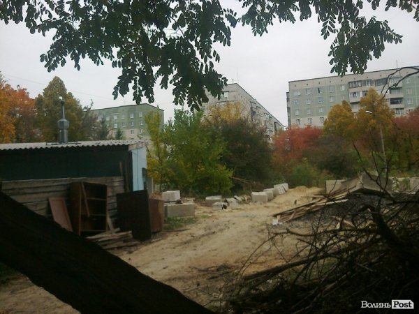 Лучани незадоволені будівництвом храму через електричний кабель. ФОТО