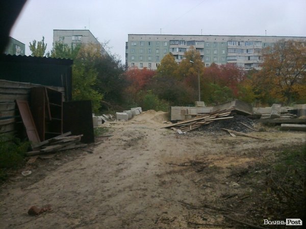 Лучани незадоволені будівництвом храму через електричний кабель. ФОТО