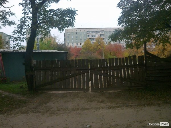 Лучани незадоволені будівництвом храму через електричний кабель. ФОТО