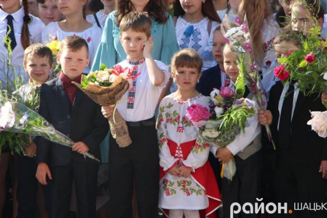 Волинські випускники зворушливо подякували вчительці