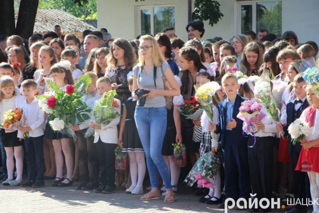 Волинські випускники зворушливо подякували вчительці