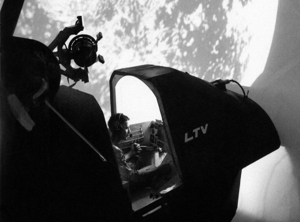 Американський астронавт капітан Вільям А. Андерс відпрацьовує навички орбітального польоту в Гранд-Прері, неподалік від Далласа, штат Техас, 24 липня