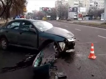 У Луцьку п'яний водій на великій швидкості врізався у стовп та травмував голову