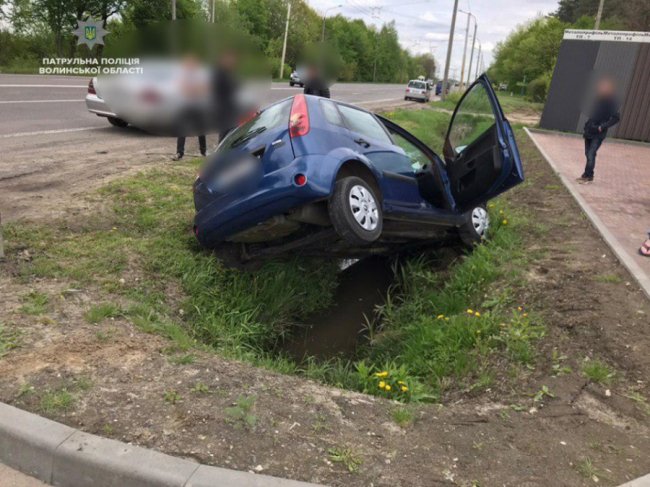 «Проскочу – і нічого не буде»: у Луцьку водій, аби уникнути аварії, злетів в кювет. ВІДЕО