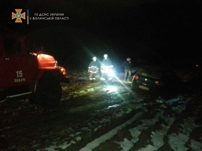 Застрягли на бездоріжжі: на Волині рятувальники відбуксирували два авто й рейсовий автобус. ВІДЕО