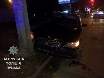 Аварія в Луцьку: «БМВ» врізалося в стовп