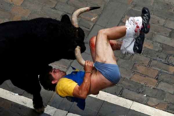 Бик підіймає на роги Дієго Мірайеса під час традиційного забігу на фестивалі в Памплоні, 12 липня 2013. SUSANA VERA, Іспанія
