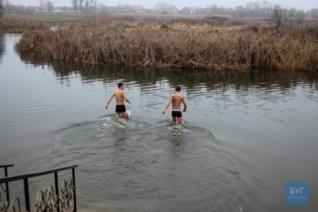 Як у Володимирі купалися на Водохреще. ФОТО