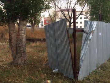 На Волині хулігани трощили лікарняні паркани