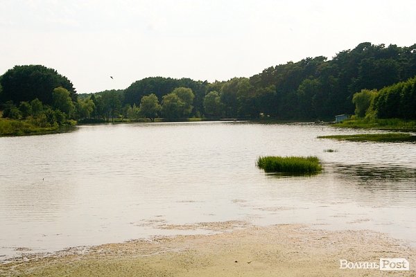 Ліворуч - дитячий табір