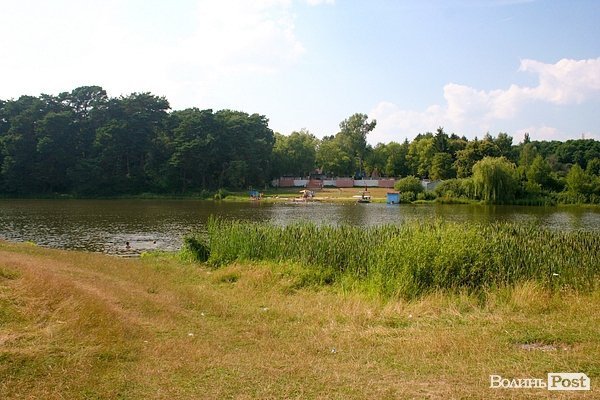 На протилежному березі - дитячий табір