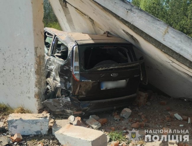 На Волині легковик врізався у зупинку: 23-річний водій загинув