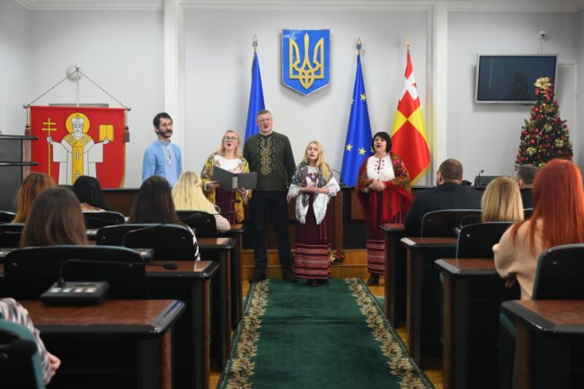 До луцької мерії з колядками завітали нацгвардійці