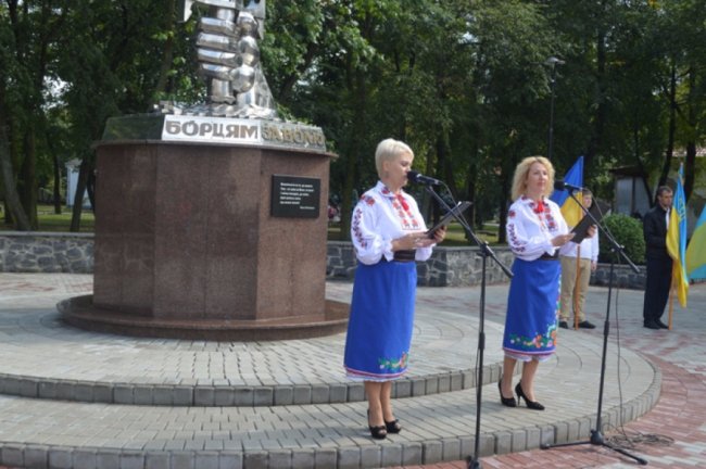 У жовто-блакитному одязі та з парасолями: у Ковелі відзначили День Прапора