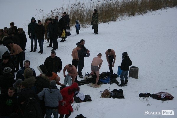 У Луцьку на  Водохреще близько  сотні людей купалися в крижаній воді. ФОТО