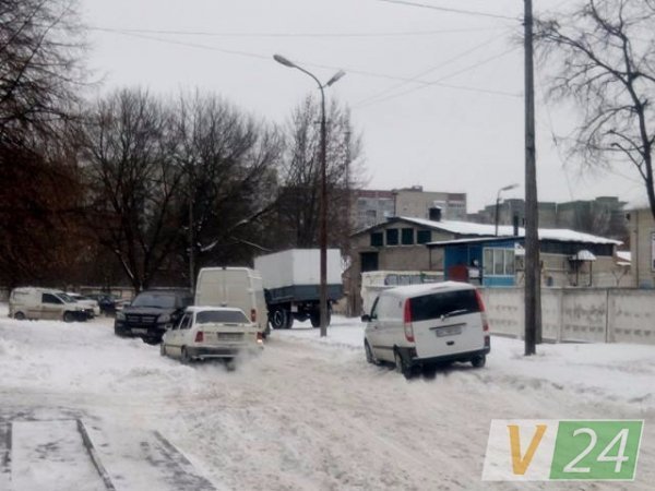 У Луцьку – аварія через нерозчищену дорогу