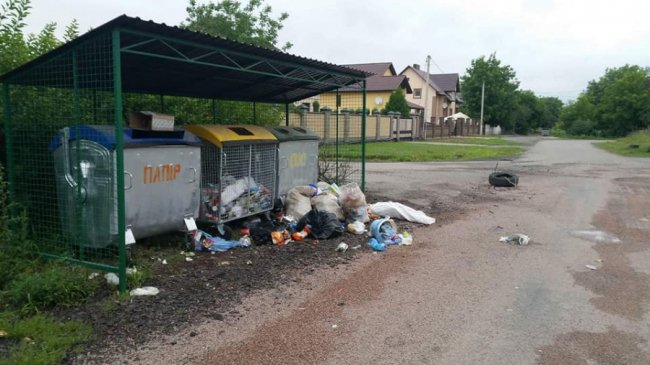 У селі під Луцьком - розкидане сміття. ФОТО