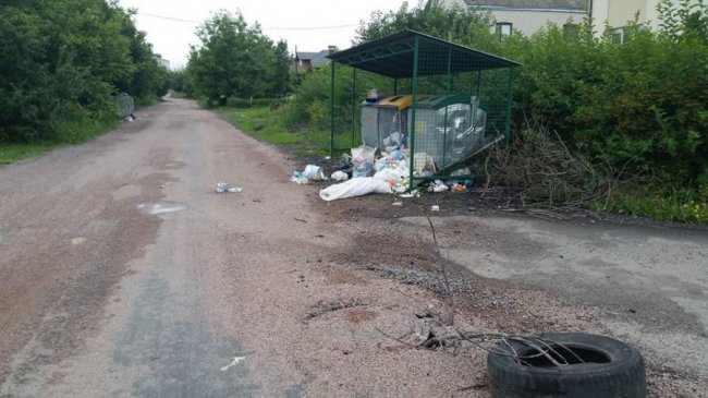 У селі під Луцьком - розкидане сміття. ФОТО