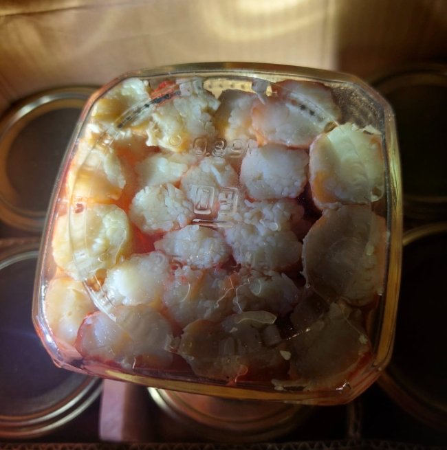 Через волинський кордон намагалися провезти майже центнер російської червоної ікри та крабового м’яса