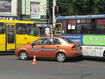 Автомобіль «Аверсу» потрапив у аварію в центрі Луцька
