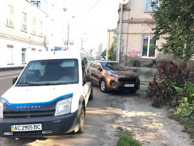 «Феєричні автоандони» заблокували тротуар у центрі Луцька. ФОТО
