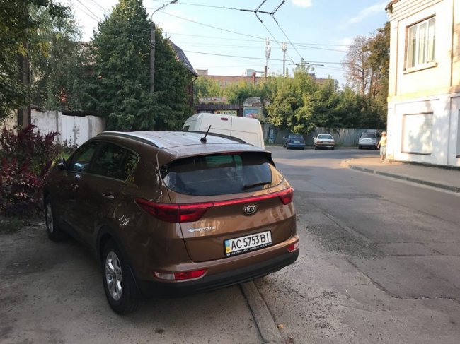 «Феєричні автоандони» заблокували тротуар у центрі Луцька. ФОТО