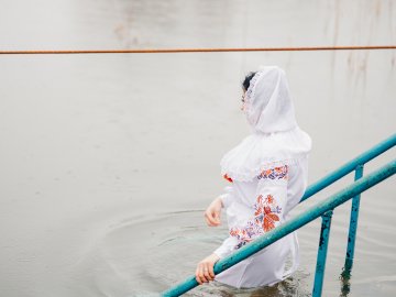 Водохреще у Луцьку: освячення води в річці Стир та занурення лучан. ФОТОРЕПОРТАЖ