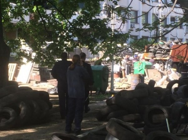  У Маріуполі роздають українські прапори і знищують барикади терористів. ФОТО