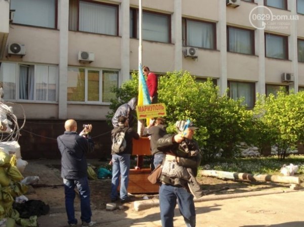  У Маріуполі роздають українські прапори і знищують барикади терористів. ФОТО