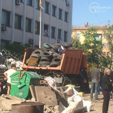  У Маріуполі роздають українські прапори і знищують барикади терористів. ФОТО