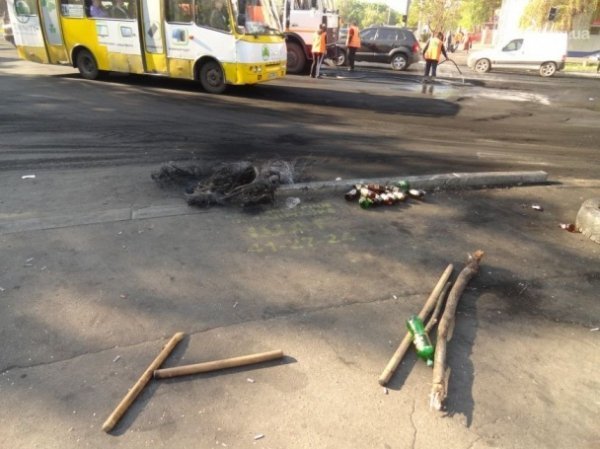  У Маріуполі роздають українські прапори і знищують барикади терористів. ФОТО