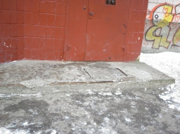 Занедбаний дитячий майданчик у Луцьку. ФОТО